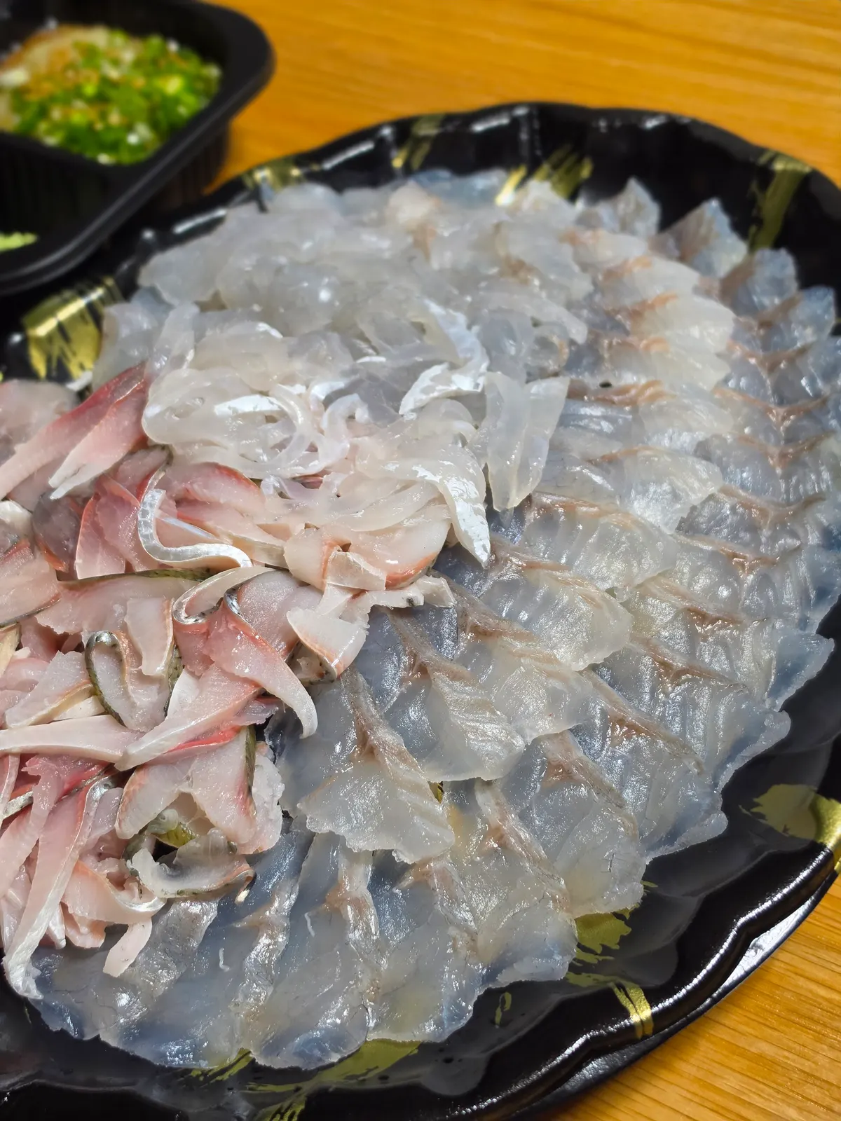 얇게 썬 흰살 생선회