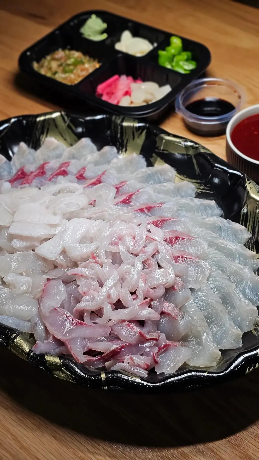 반찬과 함께 담은 활어회